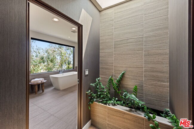 Building Photo - 2826 Las Alturas St