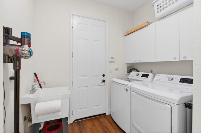 Building Photo - 9168 Bay Point Cir