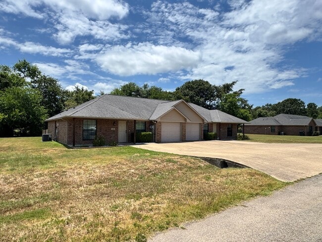 Building Photo - 13343-13343 Country Meadow Ln