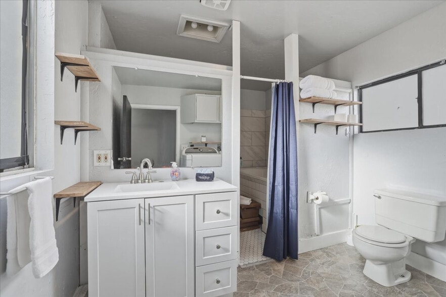 Building Photo - 290 E 4th S