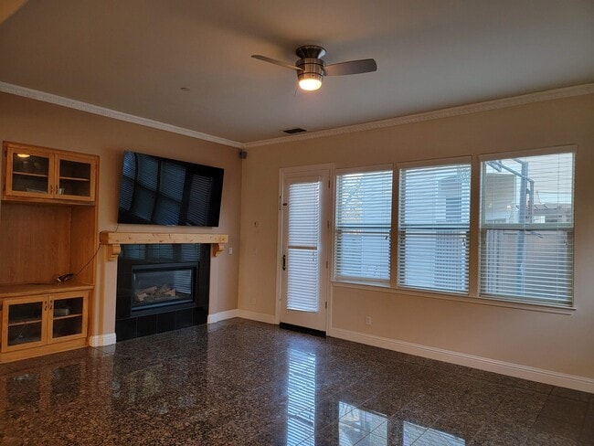 Building Photo - 469 Hawk Dr