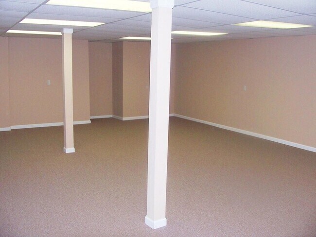 Building Photo - 45866 Fountain View Dr