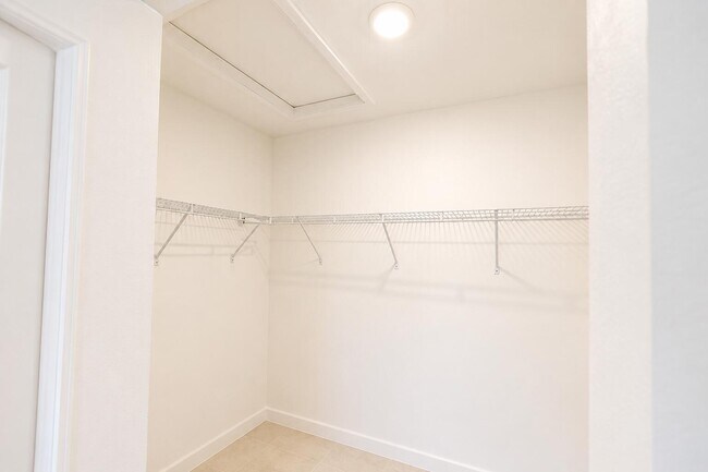 Building Photo - 5085 SW 37th St