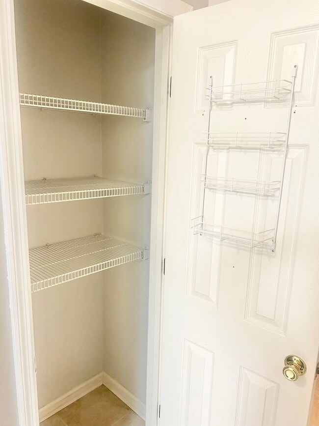 Building Photo - Charming 3BR Townhouse Near Shopping & Doctors Hospital