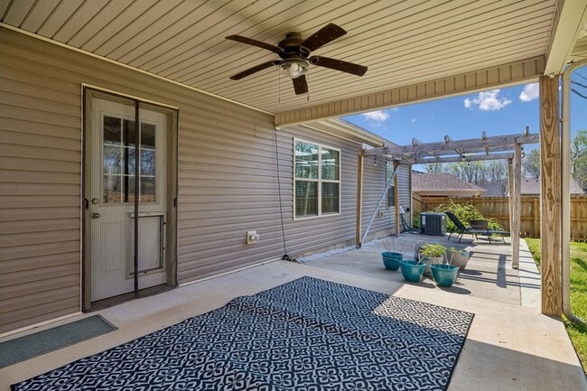 Building Photo - 833 Lutz Ln