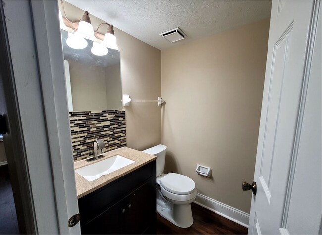 Building Photo - 2 bed 2.5 bath Townhouse condo in Butler Township