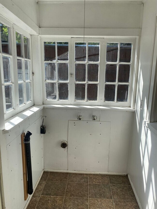 Building Photo - Charming 2bdrm 1 bath house with garage and fenced yard
