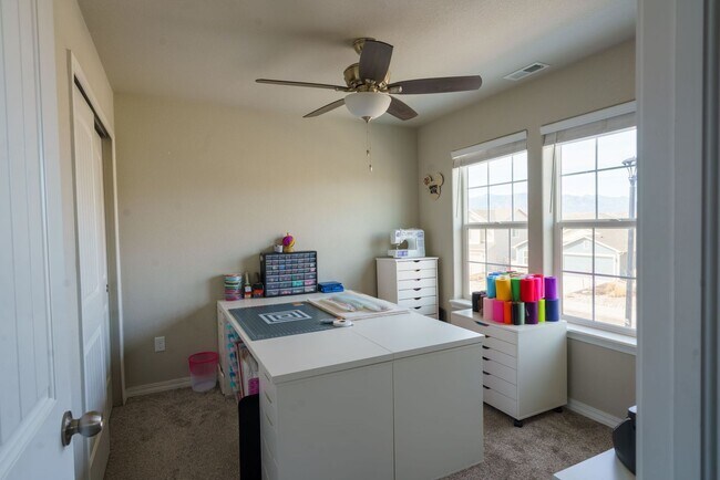Building Photo - Like new in Ventana! 4 bedroom,3 bath, fen...