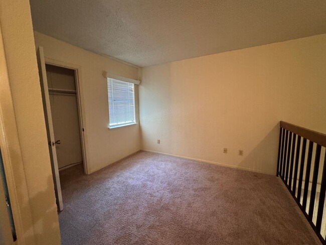 Building Photo - Super Cute Townhouse!