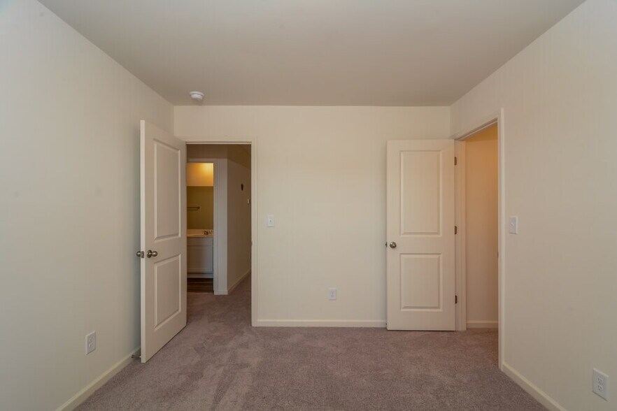 Building Photo - 260 Babbling Brk Dr