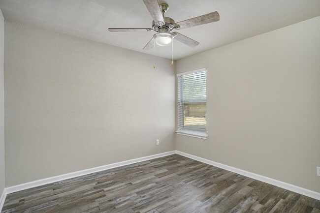 Building Photo - Great Location!