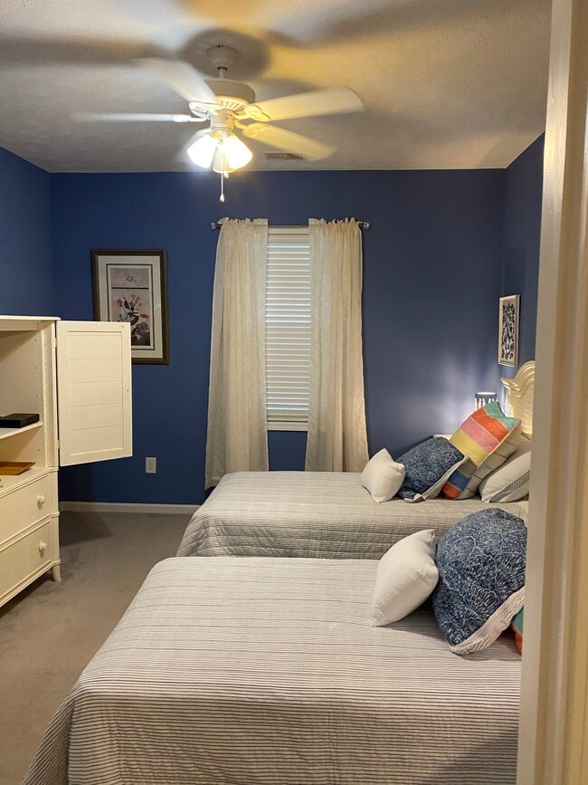 Building Photo - 601 Hillside Dr N