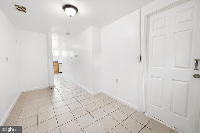 Building Photo - 3816 W Bay Ave