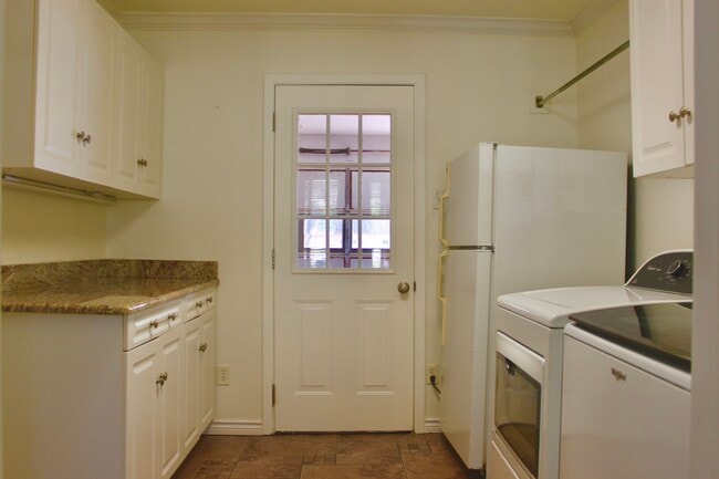 Building Photo - 2120 Mountainview Dr