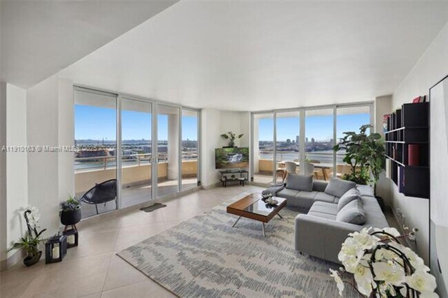 Building Photo - 808 Brickell Key Dr