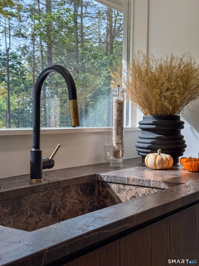 Building Photo - 110 Sharon Rd