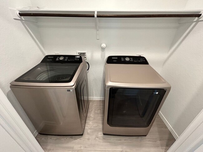 Building Photo - *COMING SOON* 3 Bedroom / 2 Bath Home Near Brauning Lake Park!