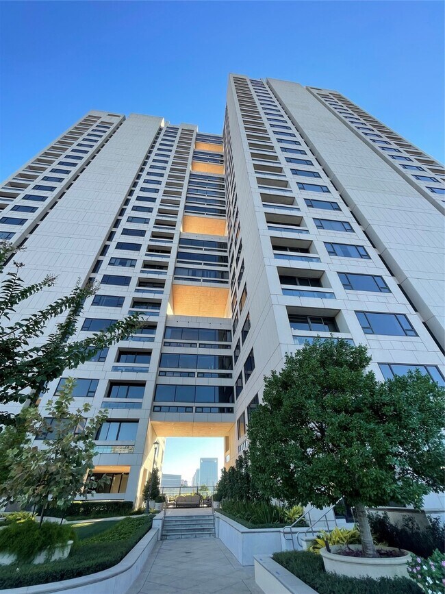 Building Photo - 1111 Hermann Dr