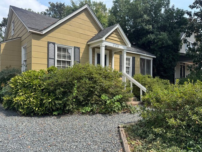 Building Photo - 2213 Chesterfield Ave