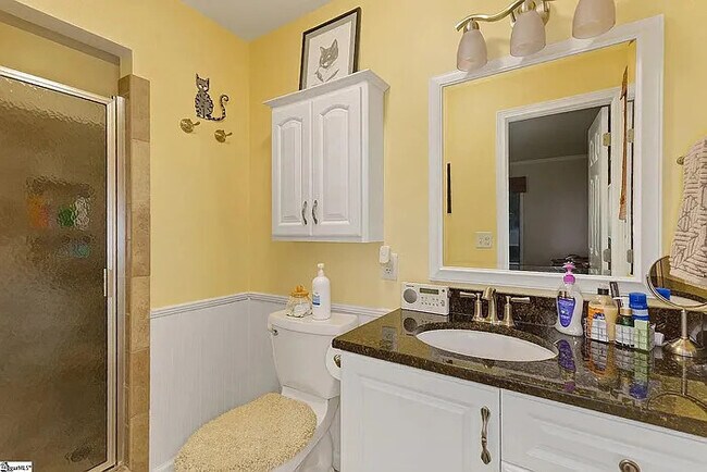 Building Photo - 3 Bedroom 2 Bathroom