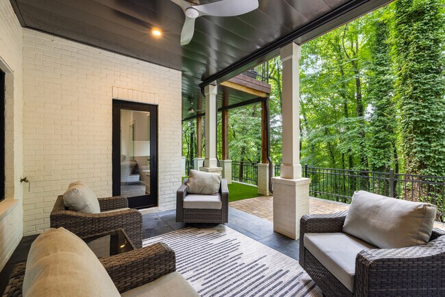 Building Photo - 306 Pinecrest Rd NE