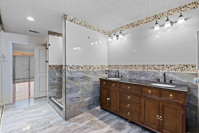 Building Photo - 13051 Meadowline Dr