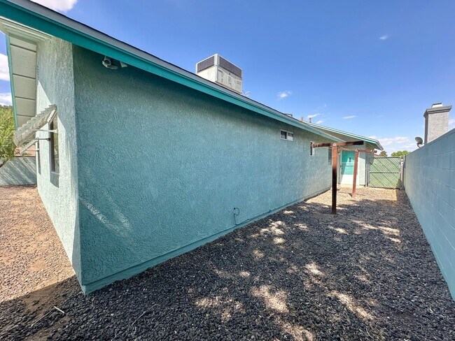 Building Photo - 3905 Raymond Ave