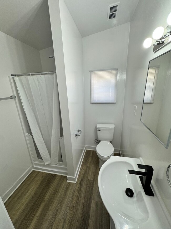 Building Photo - Roomy 3 bed 2 bath in Church Hill, yard, porch, laundry, all electric, central hvac!