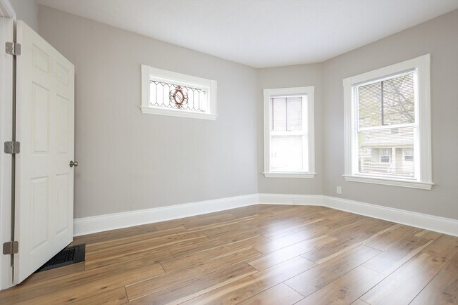 Building Photo - 31 Graham St