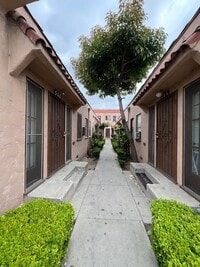 Building Photo - 542 W 49th St
