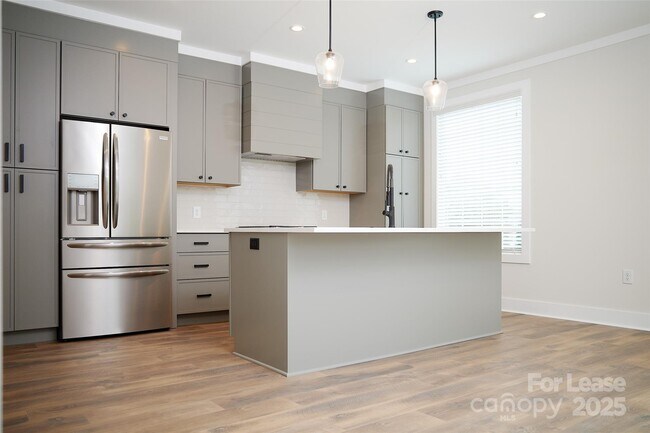 Building Photo - 1302 E 10th St