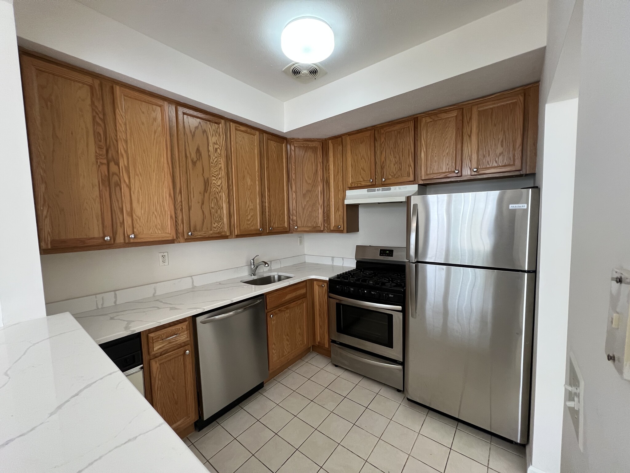 Building Photo - 143 Admiral Ln