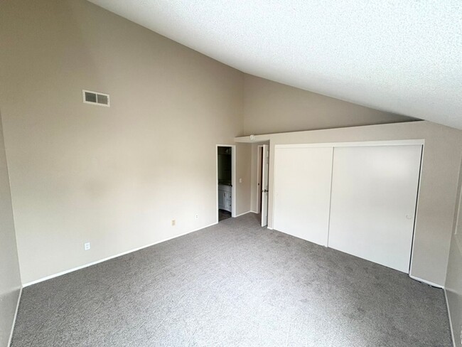 Building Photo - Beautiful Upland Townhome for Lease