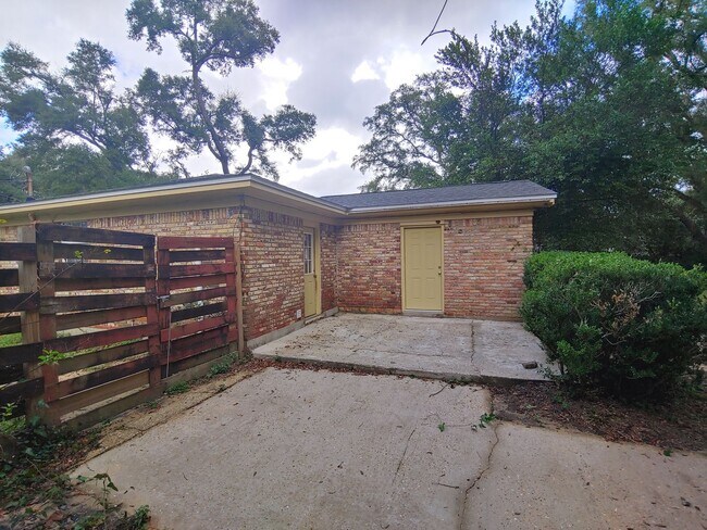 Building Photo - Nicely updated 3BR/1.5BA with fenced in ba...