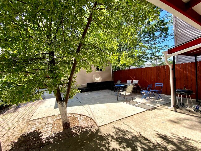 Large backyard with apple tree - 1928 N Monticello Ave