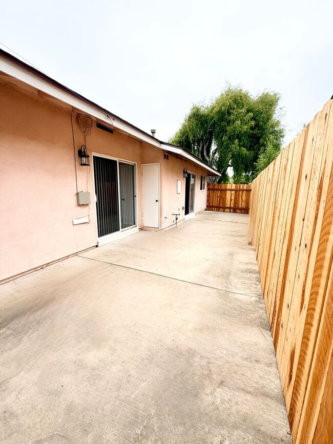 Building Photo - Lovely 3 Bedroom 2 Bathroom Available Now!