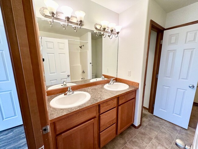 Building Photo - Charming 4-Bedroom Home with Large Fenced Yard and Modern Updates in Ellensburg