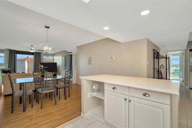 Building Photo - 7400 Sun Island Dr S