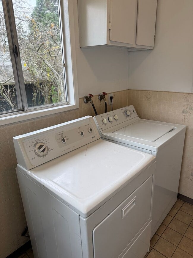 Building Photo - Updated 4 bedroom, 1 bath home in Eugene!