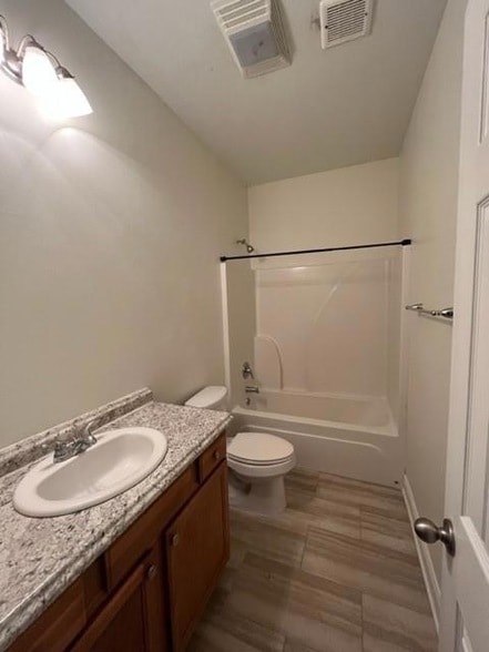 Building Photo - 35621 Oakridge Ave