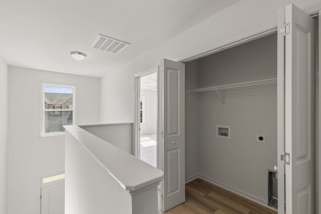 Building Photo - 2 Bed 2.5 Bath Townhome