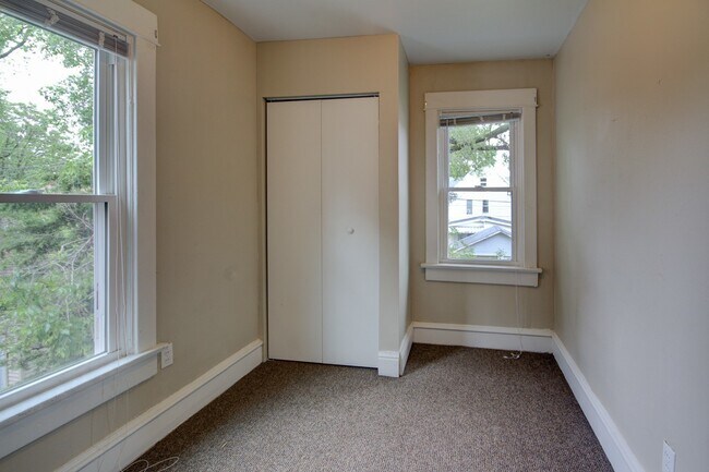 Building Photo - SL AAC1228