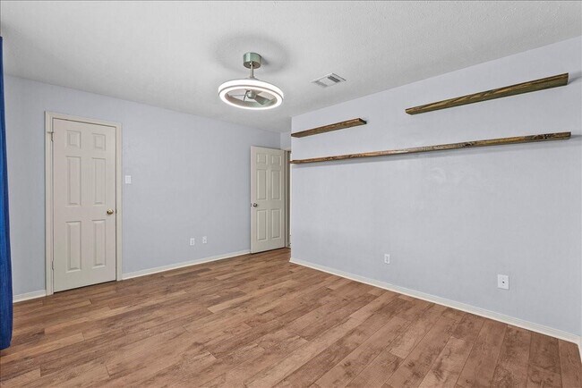 Building Photo - 2422 Fairwind Dr