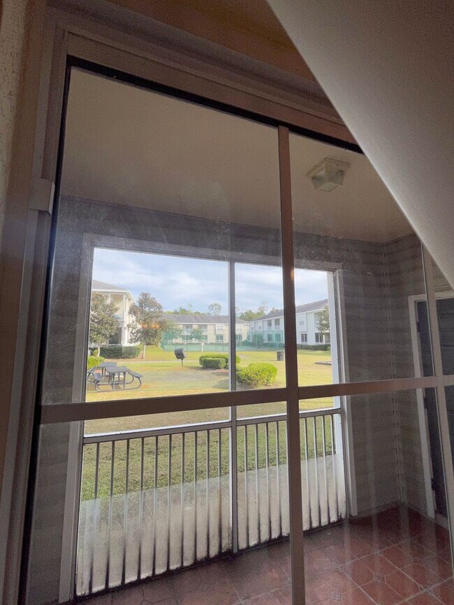 Building Photo - Beautiful 2 bedroom 2.5 bathroom townhome