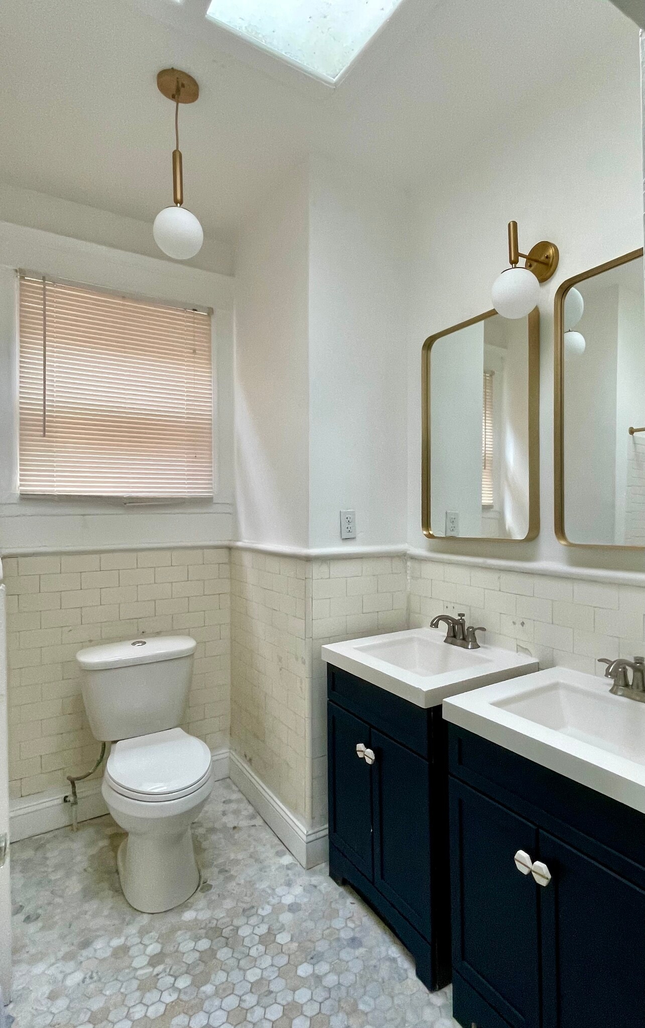 Bathroom - 2500 Linden Ave
