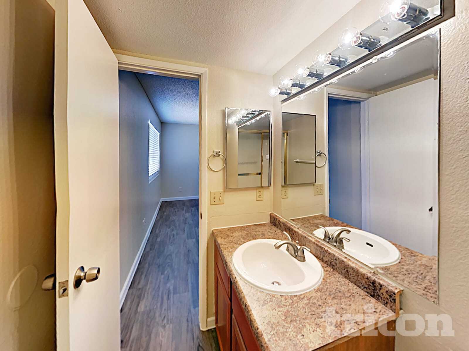 Building Photo - 904 W Yale Dr