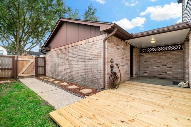 Building Photo - 542 Birdsong Dr