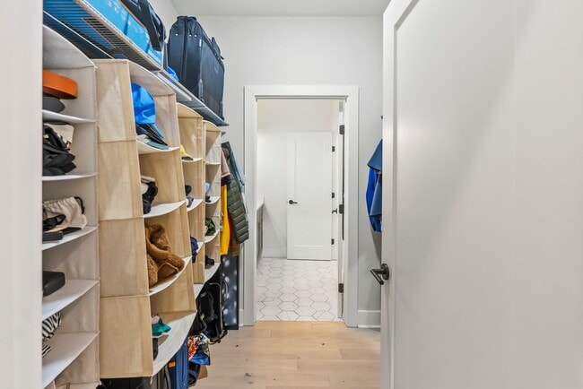 Building Photo - Bi-Level Shaw Condo