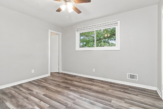 Building Photo - 400 Richcreek Rd