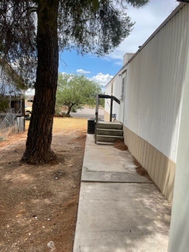 Building Photo - Price Reduction on this 2 Bedroom on Nice ...